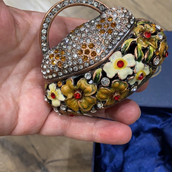 Hand crafted basket - Picture 5 of 9